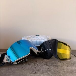 BLENDERS Blue and White Snowboard Ski Goggles